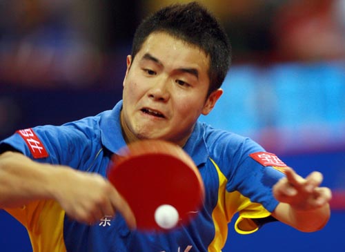 图为-十运会乒乓球男子团体赛况刘国正大力回球