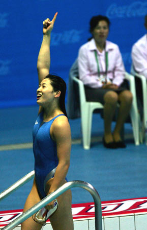 图文-十运女子100米蛙泳罗雪娟卫冕 自信出水