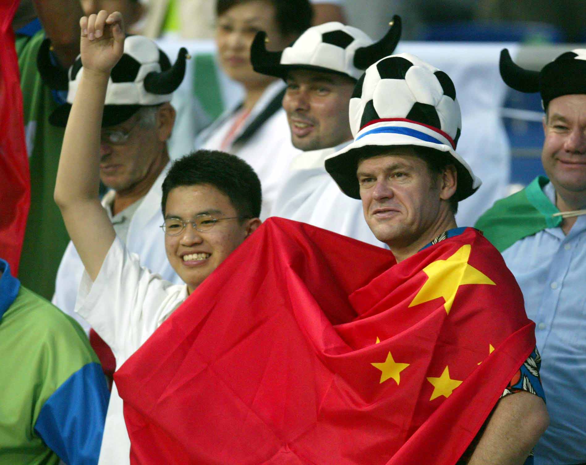 图文-身披中国国旗的外国球迷_世界杯
