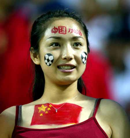 图文-漂亮的中国女球迷在西归浦为国足鼓劲_世界杯
