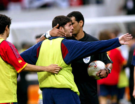 图文-西班牙3-5负韩国 赛后裁判遭西班牙球员质