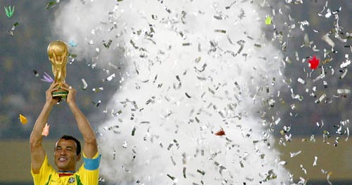 图文-巴西2-0胜德国夺冠 卡福捧金杯不惧龙卷