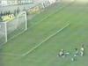 89/90赛季，那不勒斯3比0AC米兰，马拉多纳在从中场长途奔袭至禁区后挑射破门