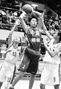 图文-身高臂长的中国女篮队员 抢篮板优势明显