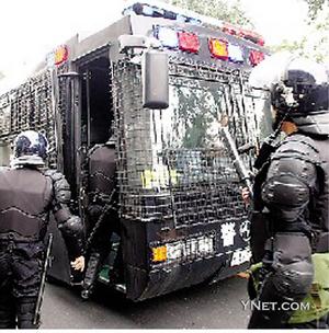 北京警方预演亚洲杯安保 防暴车首次露面(组图