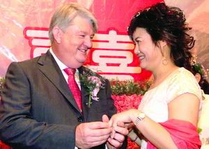 交换戒指时,夫妻俩深情对视.photocome供图