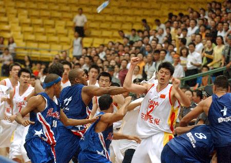 中国男篮与波多黎各发生打架事件篮协向球迷道