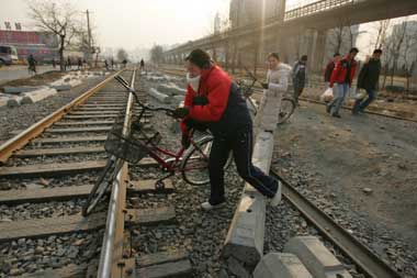 门铁路桥发生一起行人违规穿越铁路,被火车撞成两死两伤的交通事故