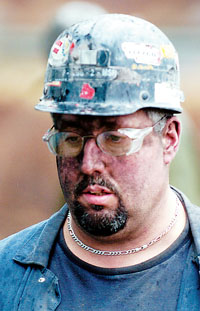 美国煤矿爆炸13人被困