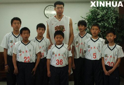 组图-中国男篮首次公开课 王治郅仍是焦点中的