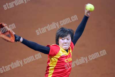 第11届垒球世界女子锦标赛--中国女垒输给美国绿茵足球场图片