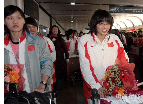 [组图]中国代表团体操乒乓游泳等运动员返京(6