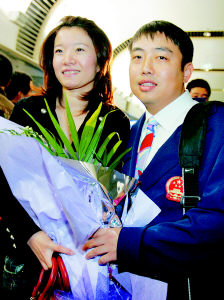 刘国梁的新婚妻子王瑾来到机场接机,小两口小别胜新婚.
