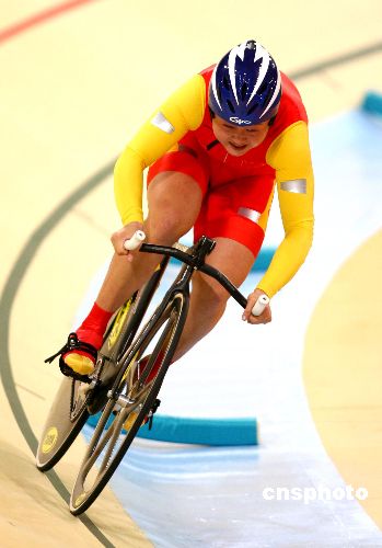 中国小将郭爽赢得自行车女子五百米计时赛金牌