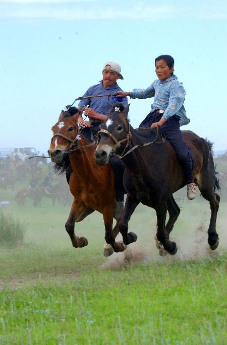 图文-追逐在美丽的草原 二哈萨克族少年万米赛