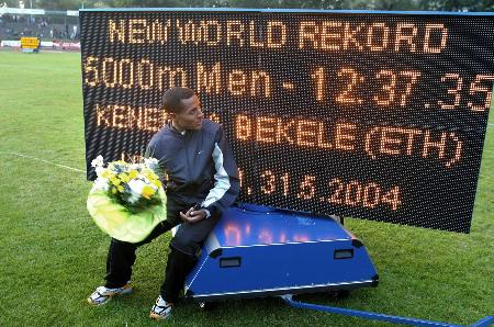 图文-贝克莱刷新男5000米世界纪录 记分牌铭记