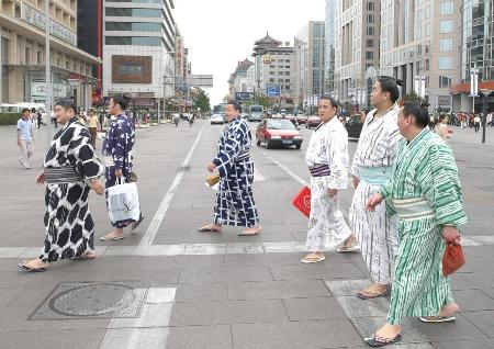 图文:—"大相扑"逛王府井