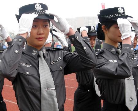 图文-成都300民警亮相警体运动会 女警花引人注目