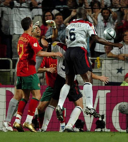 图文-2004欧洲杯葡萄牙淘汰英格兰 特里进球前