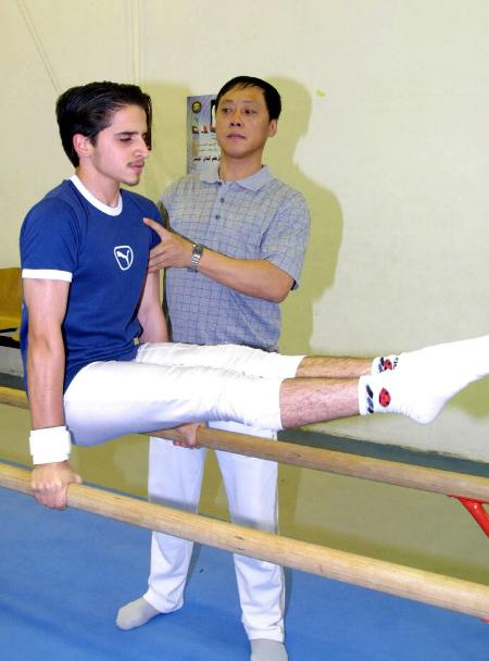 图文-中国体育教练在科威特执教 体操教练李贵