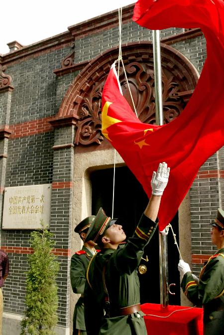 燃起大运会火炬      7月1日,武警战士在中共一大会址前升起五星红旗