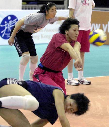 [体育](6)排球——中国女排进行训练    7月15日,中国女排队员王丽娜