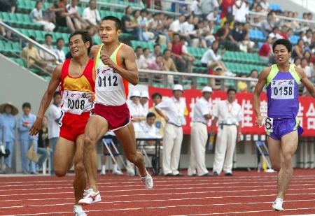 男子甲组800米决赛中,以1分49秒03的成绩,打破1分50秒41的大运会纪录