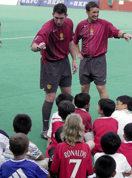 图文-英国曼联足球学校在港开课 教练讲解技战