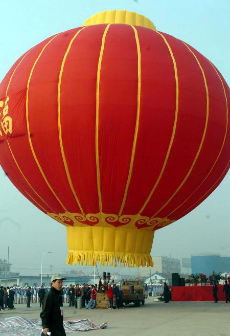 图文-国际热气球精英挑战赛 中国气球冉冉升起