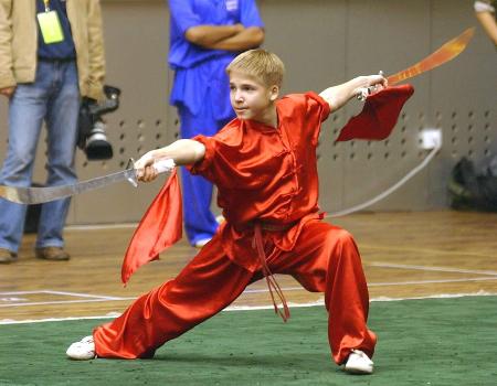 图文-首届世界传统武术节赛况 俄罗斯少年双刃刀