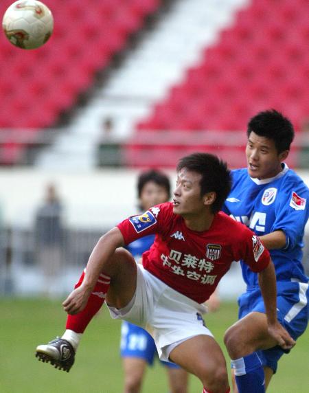 图文-上海申花不敌青岛贝莱特于涛与对手争球