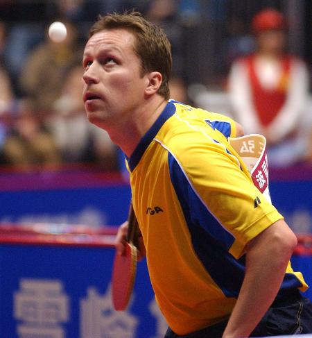 图片   10月28日,瑞典老将瓦尔德内尔在世界杯乒乓球男单d组比赛中,以
