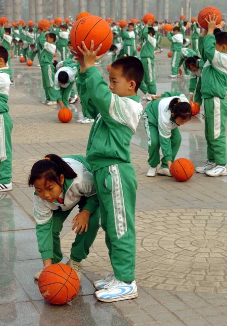 图文-济源万名学生同练篮球操 整齐划一的动作
