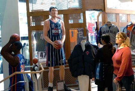 图文-第五大道的NBA专卖店 姚明塑像矗立店