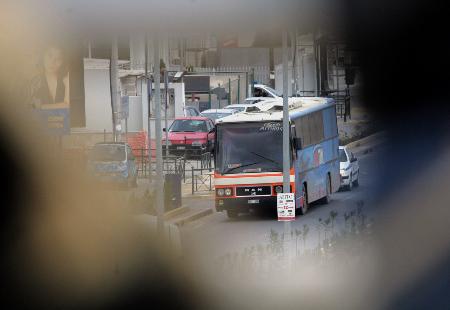 图文：一辆公共汽车在雅典市郊被劫持(2)