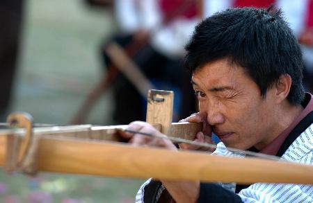 当日,云南省怒江傈僳族群众举行传统的射弩比赛,欢度傈僳族人民的传统