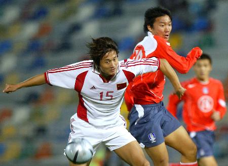 图文-卡塔尔八国邀请赛国青负韩国 肘尖对肘尖