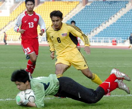 图文-香港国际青年足球赛落幕 郭建邦化解对方