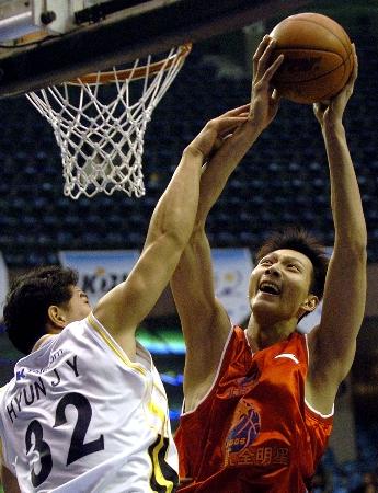 图文-中韩男篮明星赛中国告负易建联跳起投篮