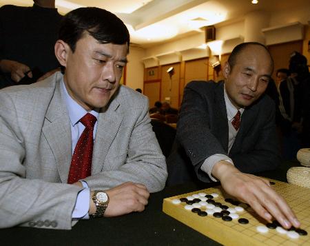 图文-中韩围棋对抗赛战成平局 刘小光分析棋局