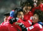 图文-[八强赛]韩国2-0科威特李东国与队友庆祝进球