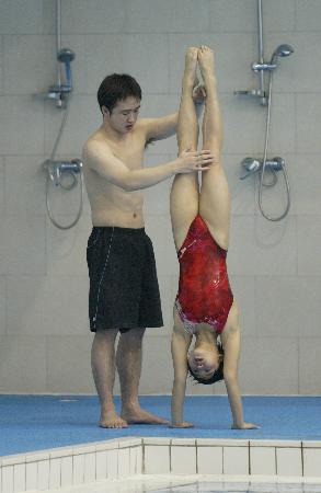 图文-国家跳水队春节期间坚持训练 教练指导小