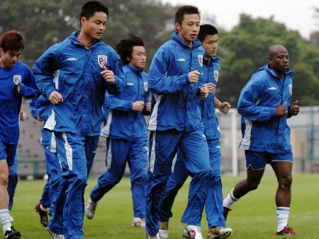 图文-上海申花队备战沪港杯足球赛 队员慢跑热
