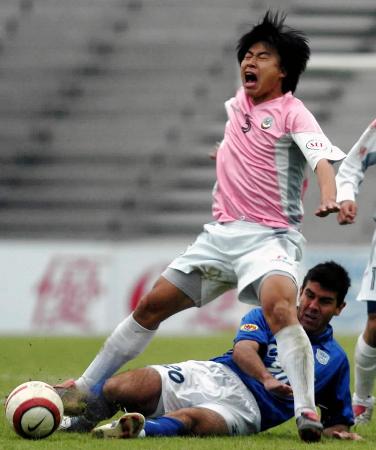 图文-香港甲级足球联赛赛况 杰志球员倒地飞铲