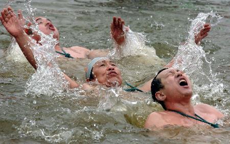 图文-南京市冬泳闹元宵 水中拔河比赛妙趣横生