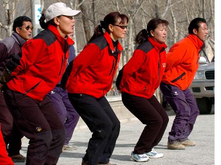 图文-西藏登山队强化训练 队员加强腰腿部力量