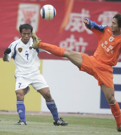 图文:足球――亚冠联赛:山东鲁能对泰国BEC萨