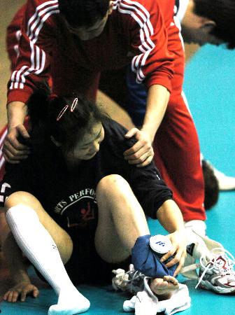 图文-中国女排边练边疗伤 脚踝受伤冰袋止疼