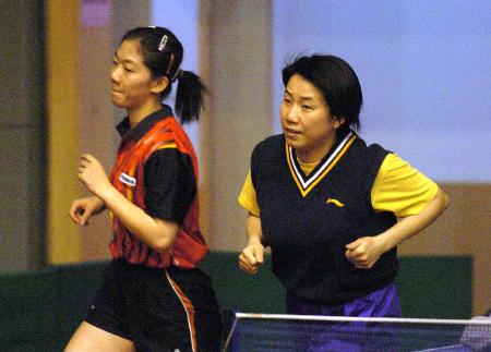 图文-国家乒乓球女队身体训练 乔红陪牛剑锋补训