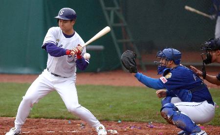 图文-中国棒球联赛在成都开赛 马辉利在比赛中接球